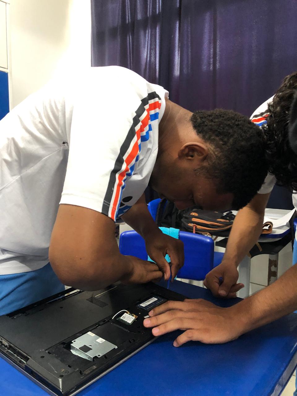 Colegas trabalhando juntos em um notebook