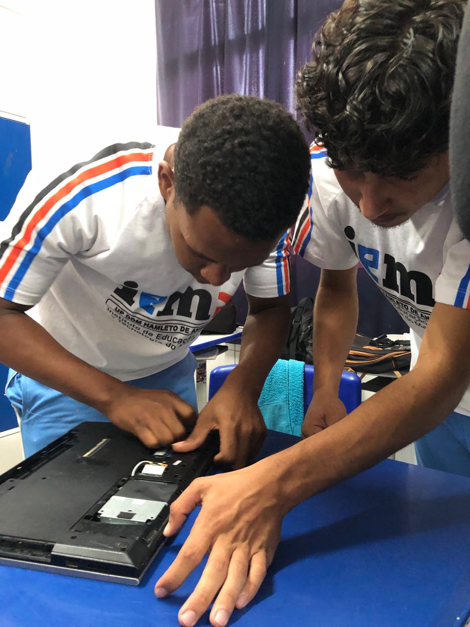 Grupo trabalhando em equipamento