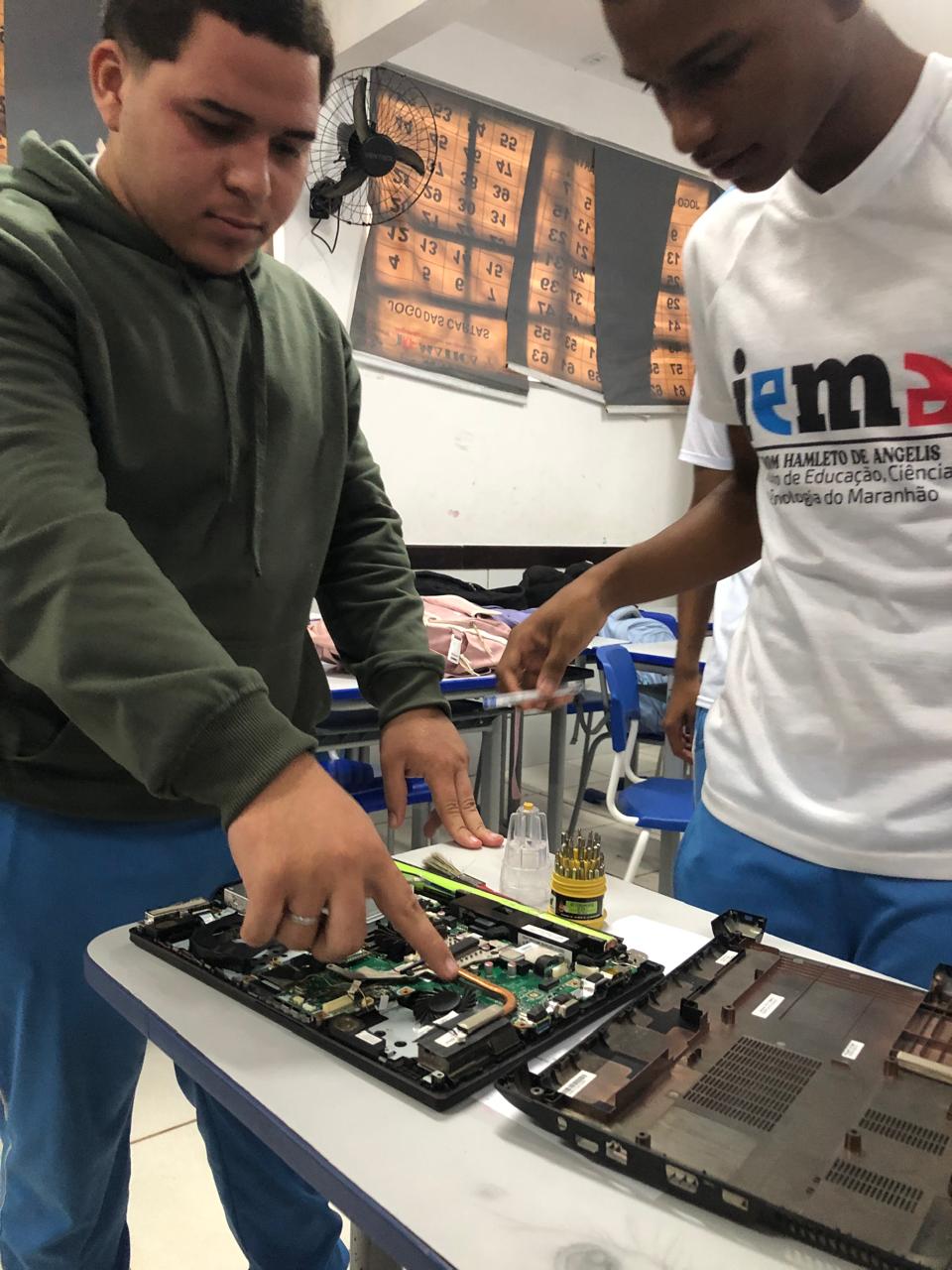 Estudantes em atividade prática
